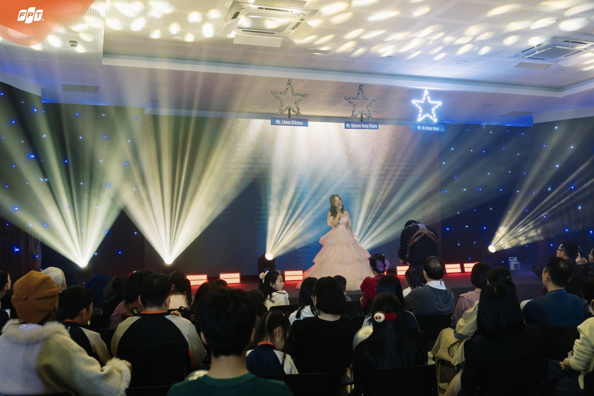 Sân khấu Light Up - Nơi học sinh Fschool Thanh Hoá dám bước lên và toả sáng