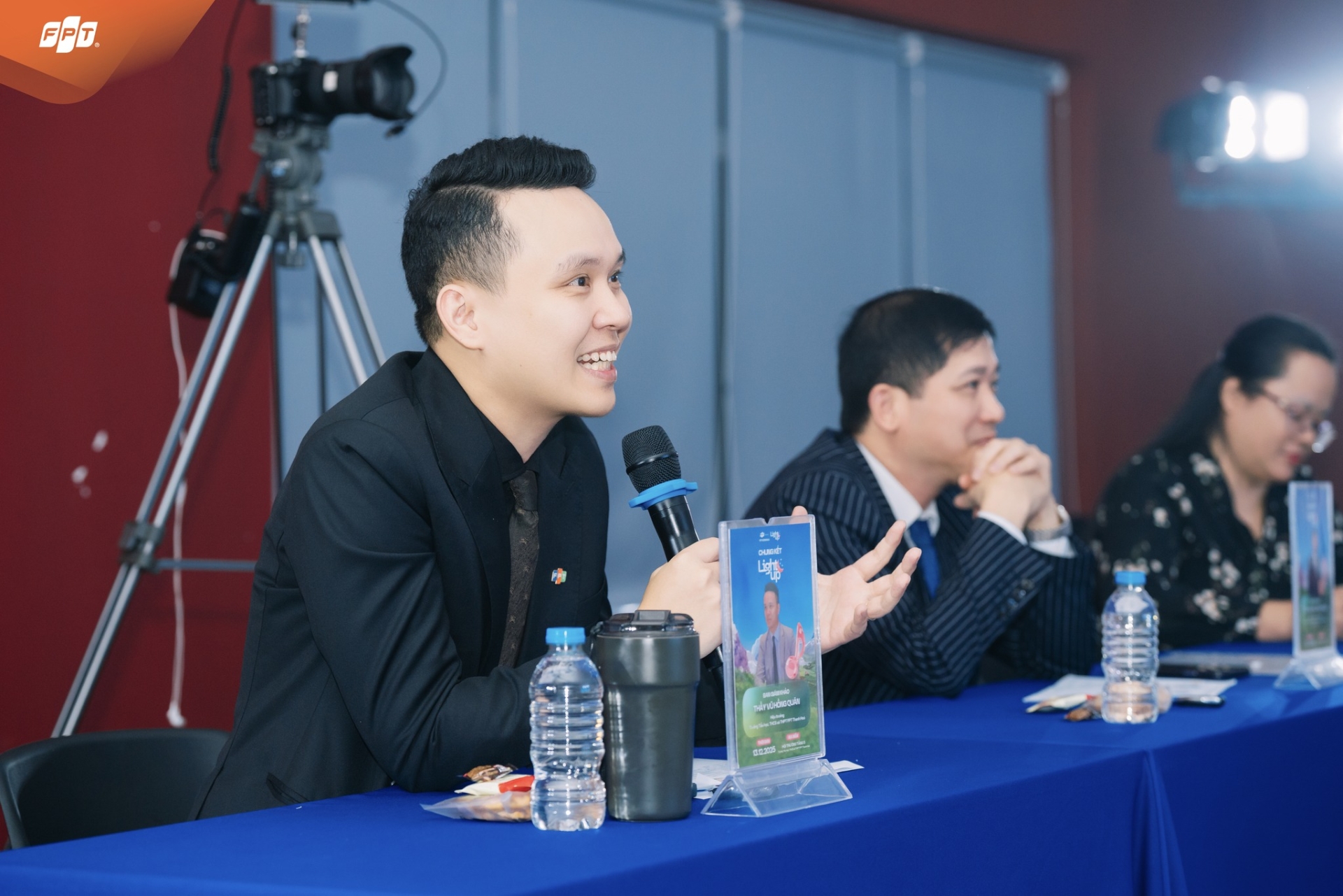 Sân khấu Light Up - Nơi học sinh Fschool Thanh Hoá dám bước lên và toả sáng