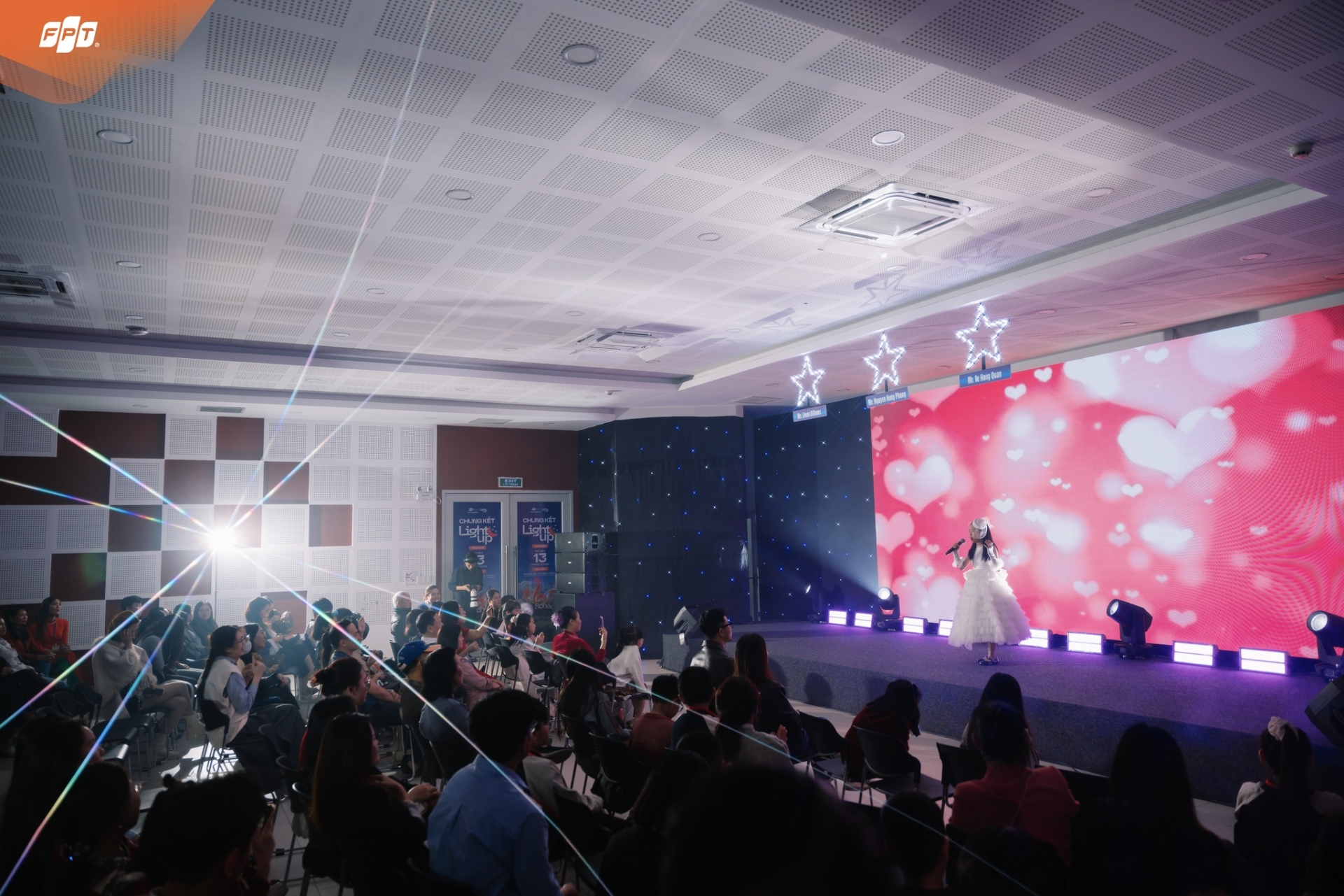 Sân khấu Light Up - Nơi học sinh Fschool Thanh Hoá dám bước lên và toả sáng