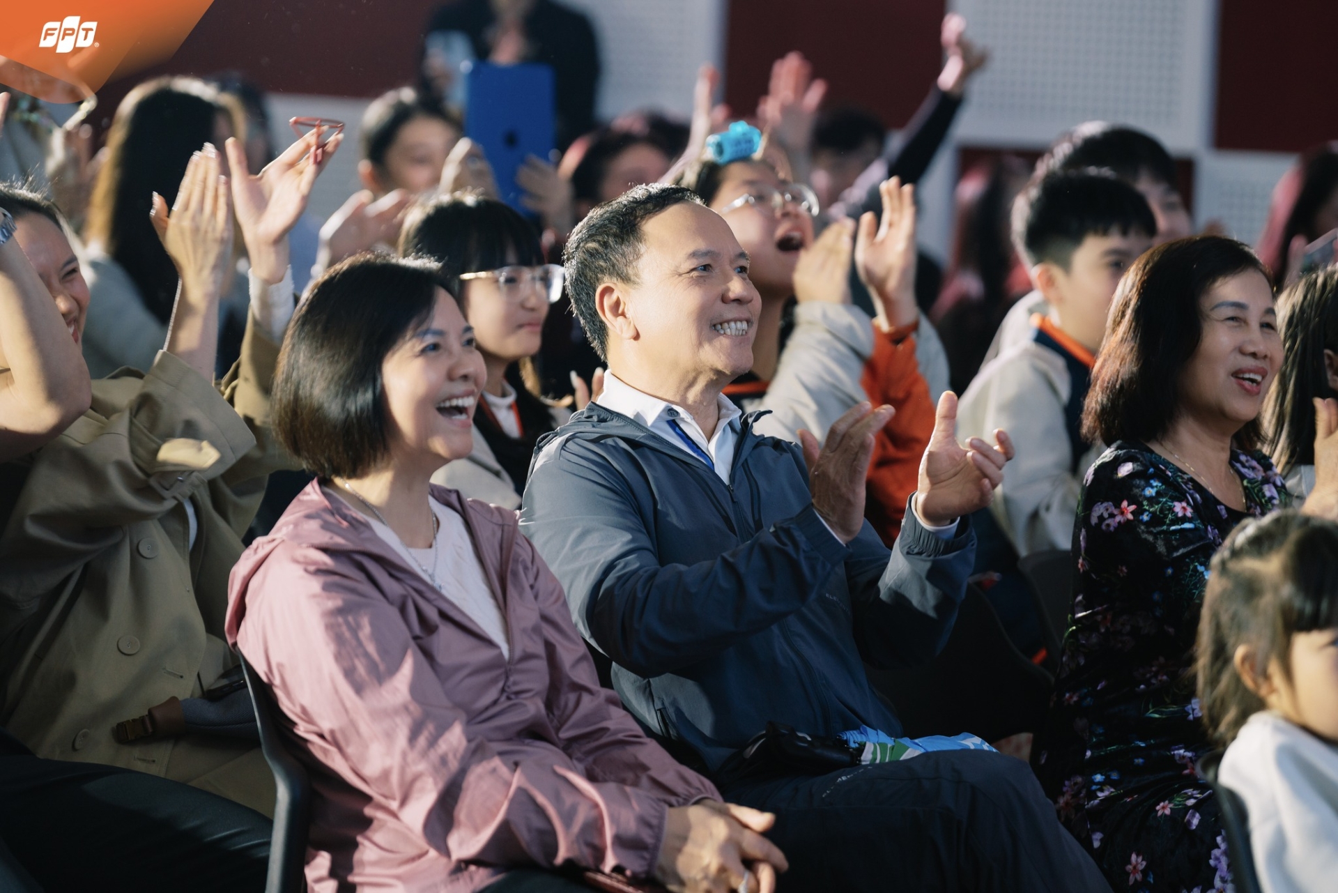 Sân khấu Light Up - Nơi học sinh Fschool Thanh Hoá dám bước lên và toả sáng