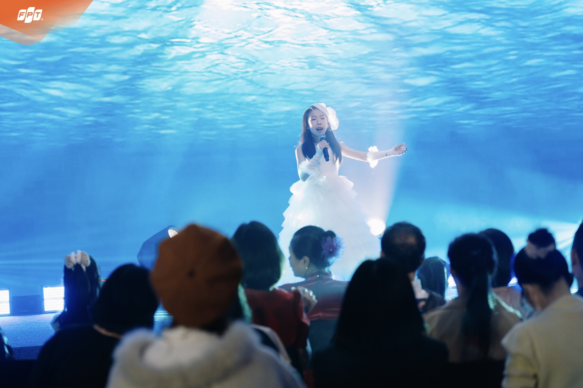 Sân khấu Light Up - Nơi học sinh Fschool Thanh Hoá dám bước lên và toả sáng