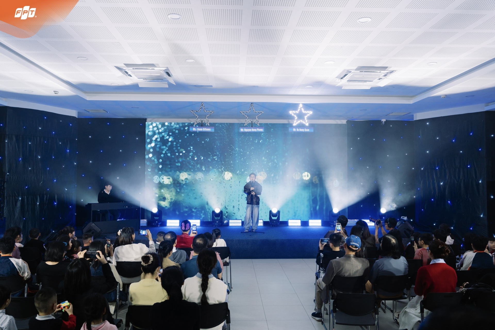 Sân khấu Light Up - Nơi học sinh Fschool Thanh Hoá dám bước lên và toả sáng