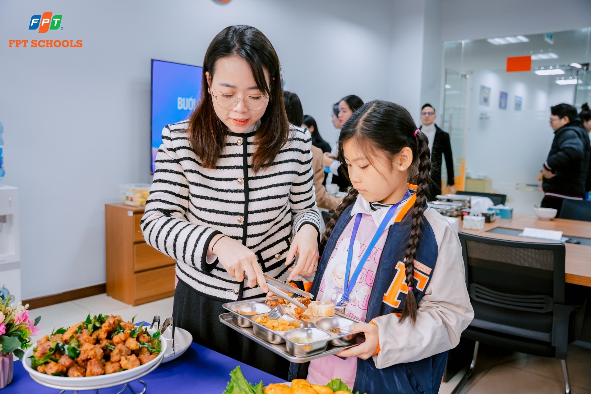 Học sinh, giáo viên Fschool Thanh Hóa hào hứng trải nghiệm thực đơn bán trú mới