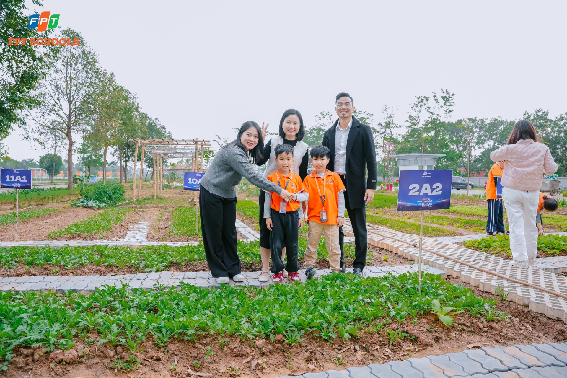 Học sinh Nhà F bắt đầu hành trình chăm sóc những luống rau xanh tại Vườn sinh học