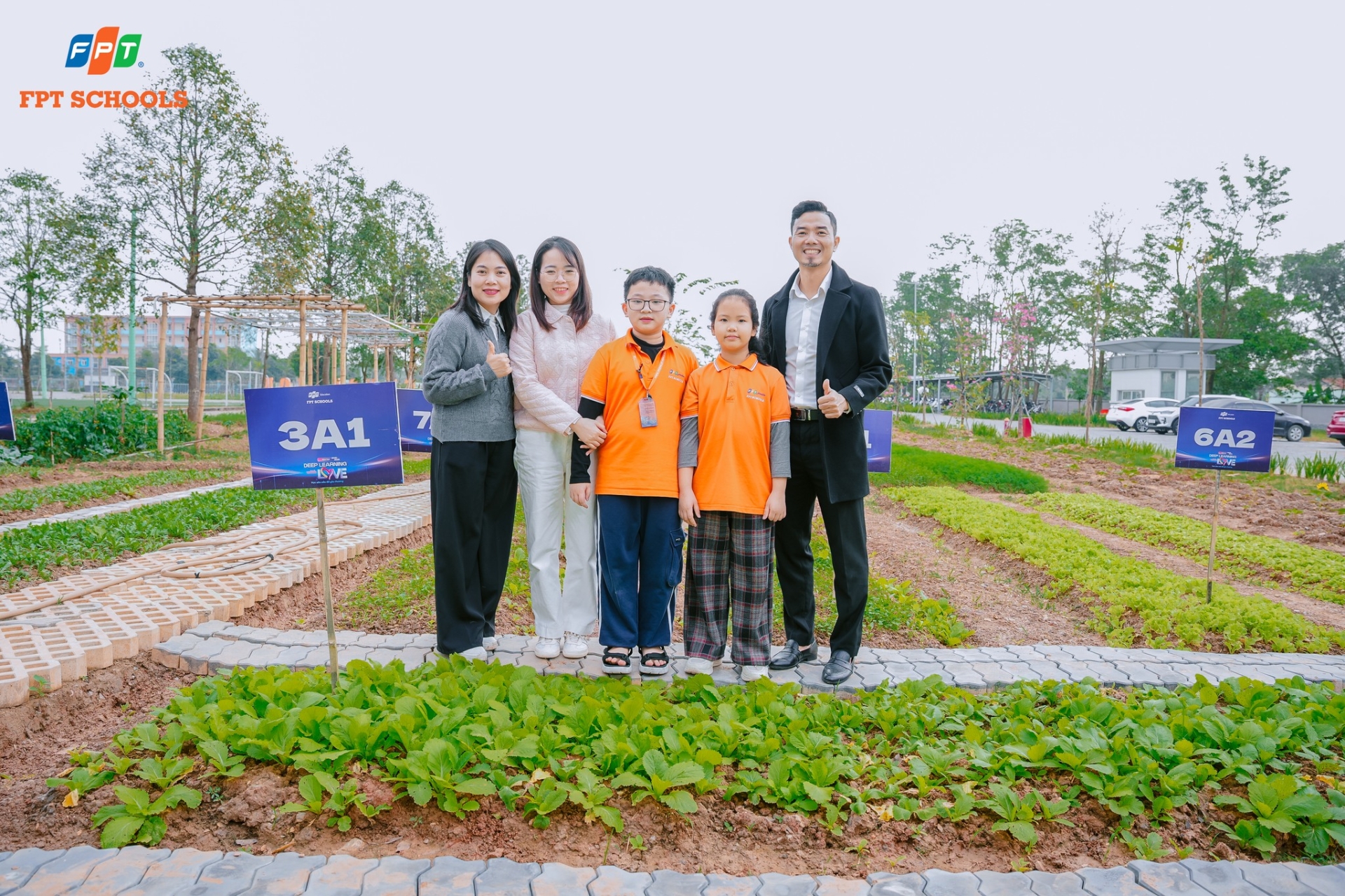 Học sinh Nhà F bắt đầu hành trình chăm sóc những luống rau xanh tại Vườn sinh học