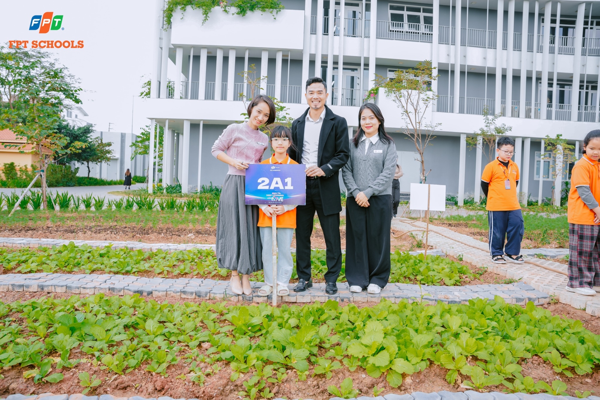 Học sinh Nhà F bắt đầu hành trình chăm sóc những luống rau xanh tại Vườn sinh học