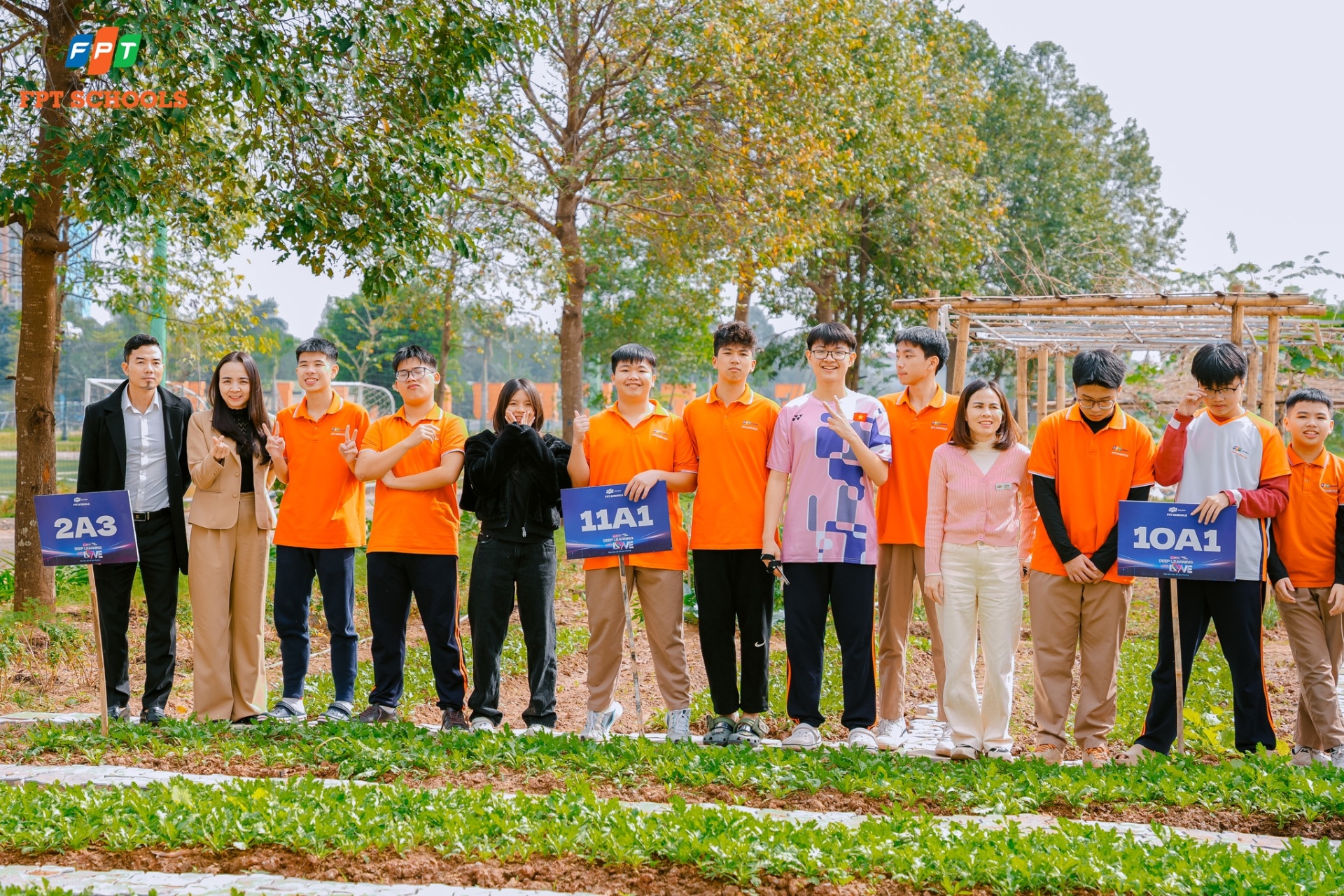 Học sinh Nhà F bắt đầu hành trình chăm sóc những luống rau xanh tại Vườn sinh học