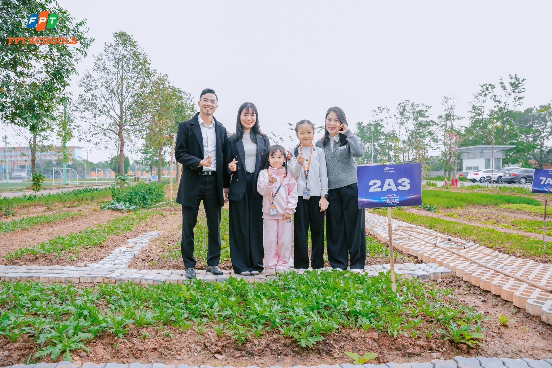 Học sinh Nhà F bắt đầu hành trình chăm sóc những luống rau xanh tại Vườn sinh học