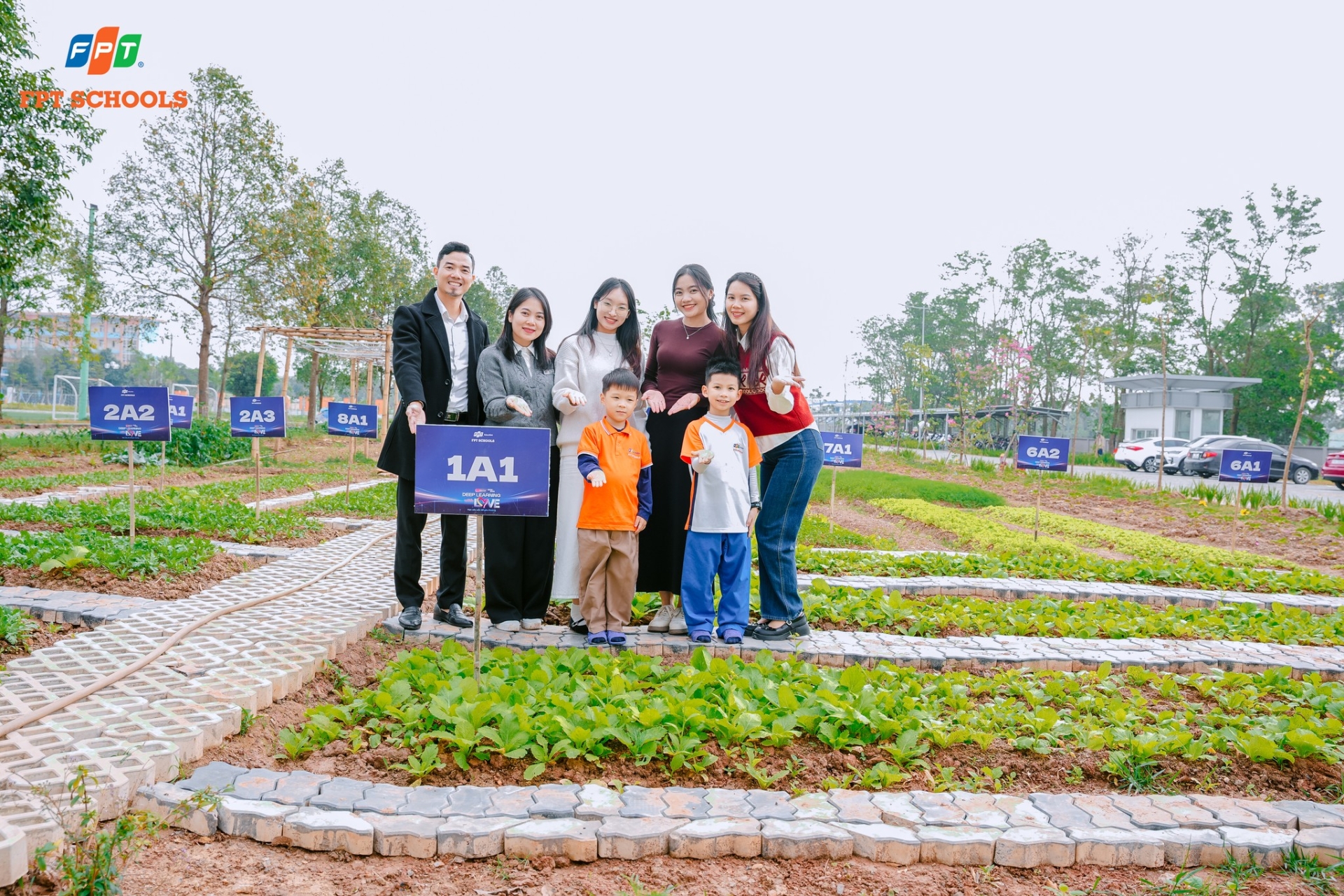 Học sinh Nhà F bắt đầu hành trình chăm sóc những luống rau xanh tại Vườn sinh học