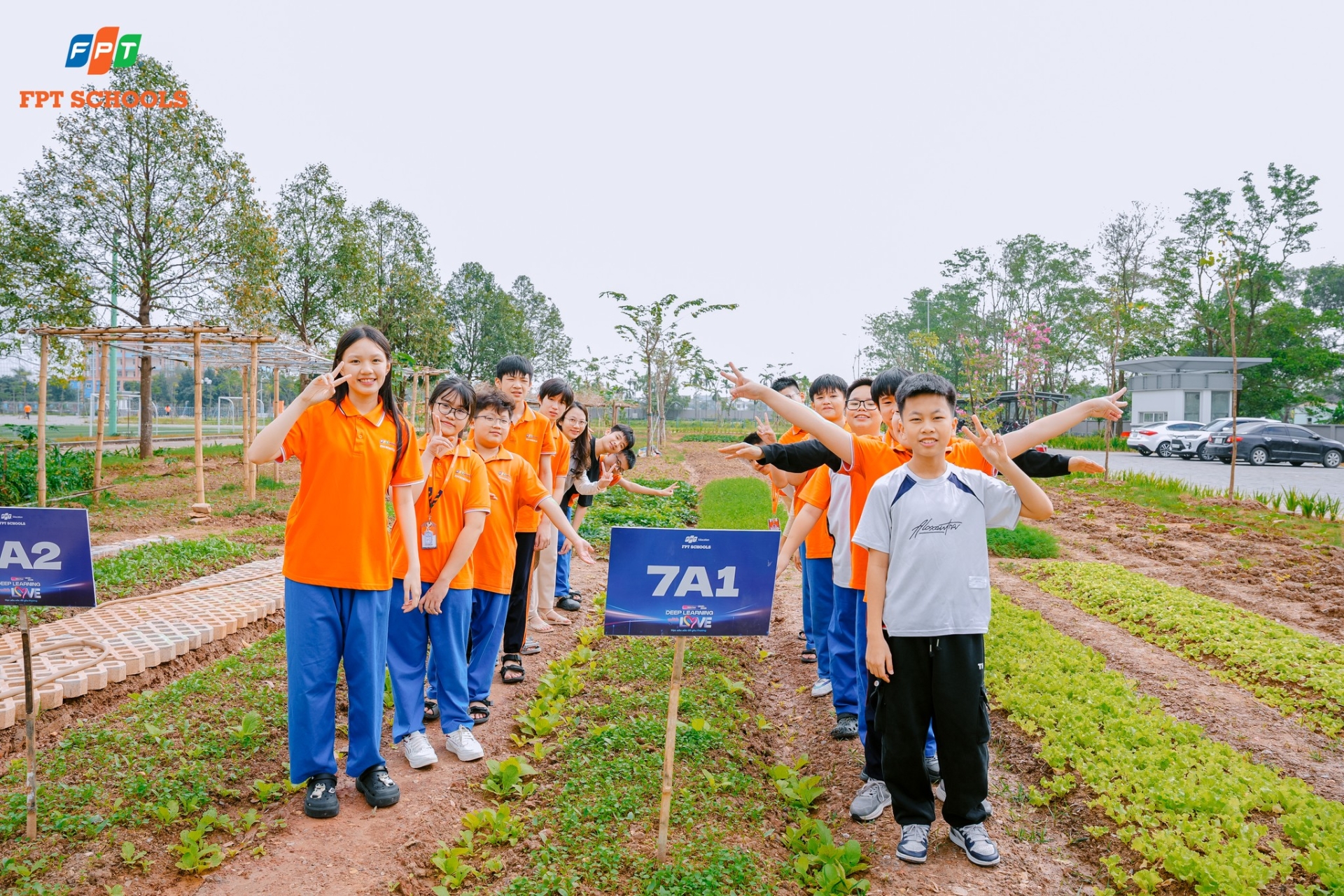 Học sinh Nhà F bắt đầu hành trình chăm sóc những luống rau xanh tại Vườn sinh học