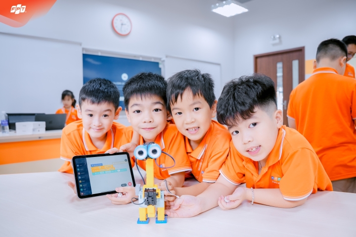 Học sinh FPT School Thanh Hoá “say mê” khám phá công nghệ cùng bạn “Hươu cao cổ”