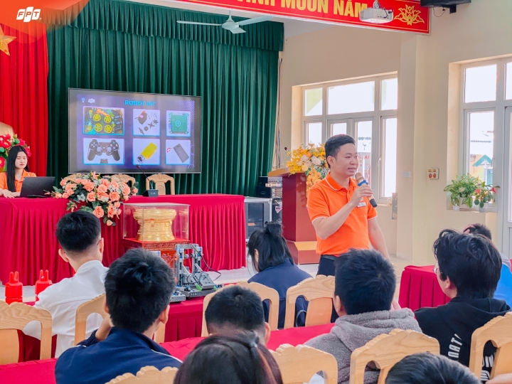 Trường THCS Điện Biên rộn ràng khi FanRoC “ghé thăm”: Học sinh thích thú khám phá công nghệ