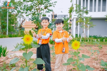 Học sinh Nhà F bắt đầu hành trình chăm sóc những luống rau xanh tại Vườn sinh học