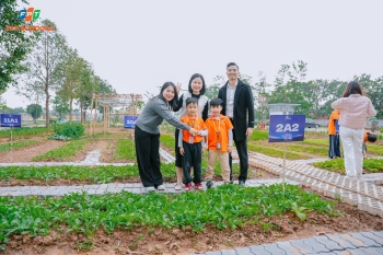 Học sinh Nhà F bắt đầu hành trình chăm sóc những luống rau xanh tại Vườn sinh học