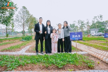 Học sinh Nhà F bắt đầu hành trình chăm sóc những luống rau xanh tại Vườn sinh học