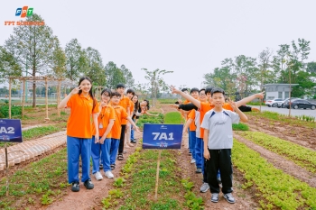 Học sinh Nhà F bắt đầu hành trình chăm sóc những luống rau xanh tại Vườn sinh học
