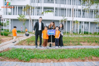 Học sinh Nhà F bắt đầu hành trình chăm sóc những luống rau xanh tại Vườn sinh học