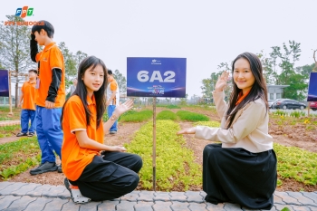 Học sinh Nhà F bắt đầu hành trình chăm sóc những luống rau xanh tại Vườn sinh học